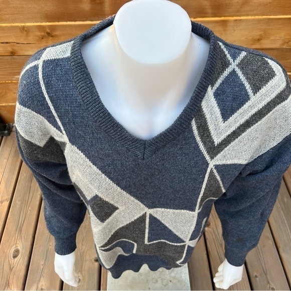 Vintage V-Neck Geometric Shetland Wool Print Sweater - Picture 2 of 10